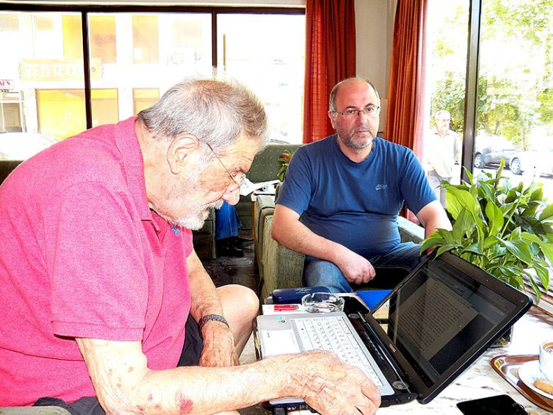 Στο ξενοδοχείο ΔΙΒΑΝΗ (Ιούλιος 2013) ενώ ο Γιάννης Βόγλης μας διαβάζει από το laptop απόσπασμα από την αυτοβιογραφία του που αναφέρεται στο «ΤΟ ΧΩΜΑ ΒΑΦΤΗΚΕ ΚΟΚΚΙΝΟ» και τις αναμνήσεις του από τα Τρίκαλα του 1965.